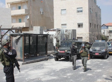 The occupation arrests a young man and summons an activist for investigation from Al-Issawiya