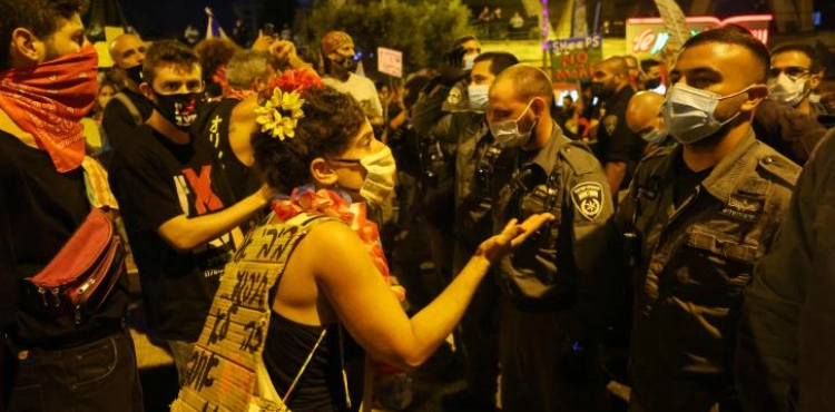 Thousands demonstrate against Netanyahu in Jerusalem despite the total closure