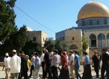 Dozens of settlers storm the Al-Aqsa Mosque