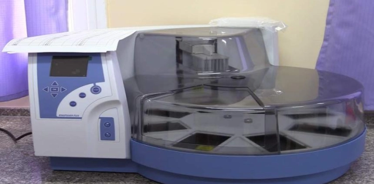 Gaza Health Authority receives a device to examine laboratory surveys and other medical aid