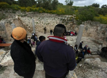 Settlers storm the archaeological site in Sebastia
