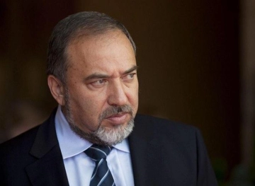The occupation closes Gaza crossings and Iszencott cuts off his visit to America
