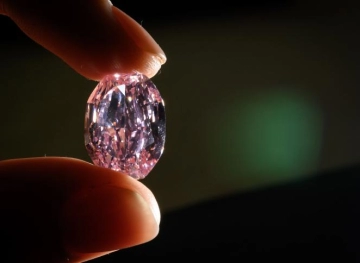 An exceptional pink diamond sold for $ 26.6 million in Geneva