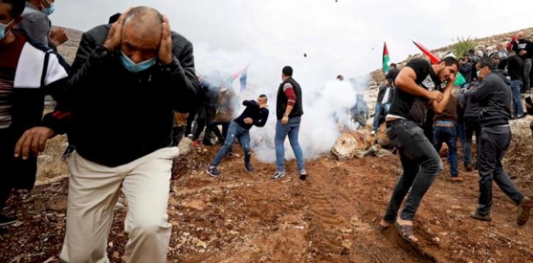 Suffocation injuries during the occupation&acute;s suppression of a march in Beit Dajan, east of Nablus