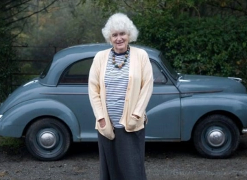 Jean Morris, the scooper, dies when Britons reach Everest