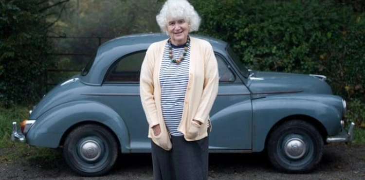 Jean Morris, the scooper, dies when Britons reach Everest