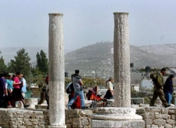 Settlers storm the archaeological site in Sebastia