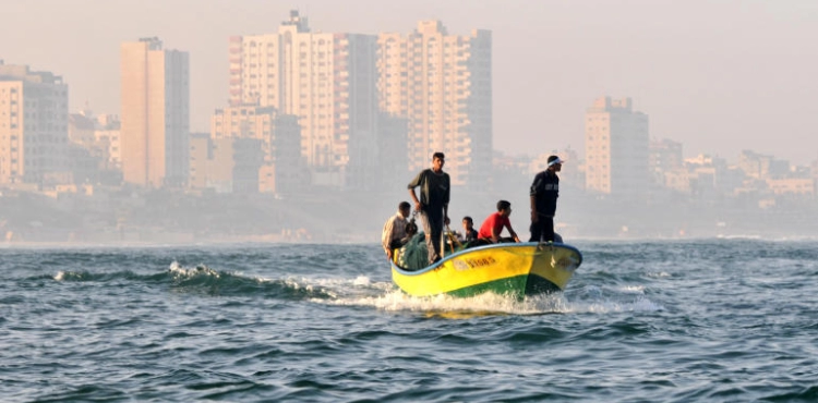 Israeli forces arrest two fishermen off the coast of Gaza