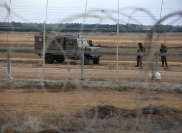 Israeli forces arrest youths on Gaza border