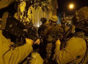 Raiding the homes of prisoners in Nablus