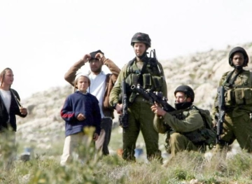 Settlers throw stones at citizens&acute; vehicles south of Nablus