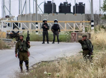 A worker was wounded by Israeli bullets near Barta&acute;a Gate
