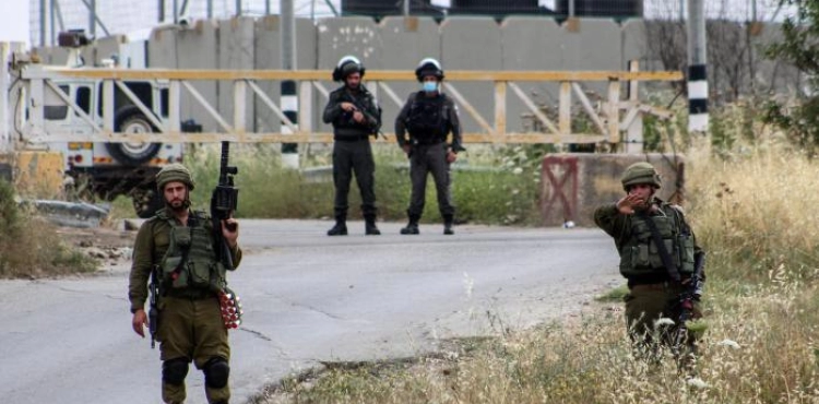 A worker was wounded by Israeli bullets near Barta&acute;a Gate