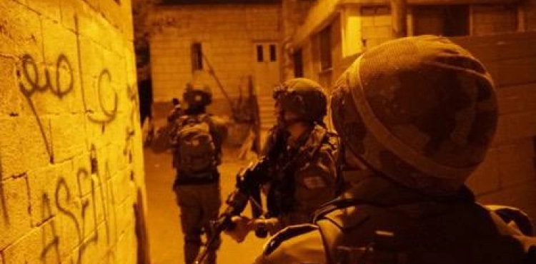 Israeli forces arrest a number of citizens in the West Bank