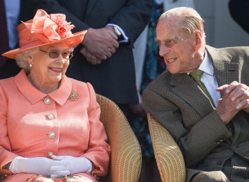 The Queen of Britain and her husband receive the Corona vaccine