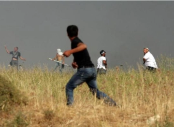 Citizens respond to the attack of settlers, east of Qalqilya