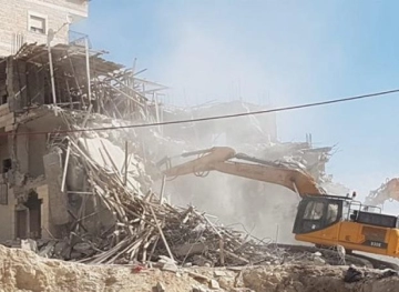 The occupation threatens to demolish an apartment building and two houses north of Nablus