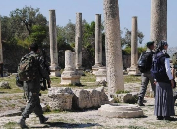 The occupation breaks into the archaeological site in Sebastia