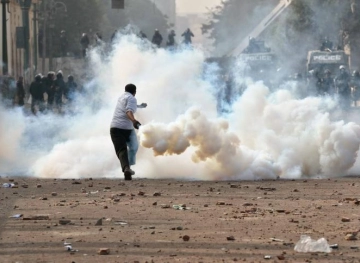 Two young men were wounded and dozens of suffocated, in clashes in Kafr Malik