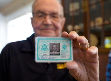 A US soldier retrieves a lost wallet in Antarctica ... 53 years ago