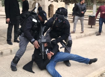 Occupation arrests 3 young men and girls and breaks into al-Aqsa