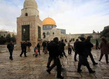 50 settlers Storm Al-Aqsa mosque