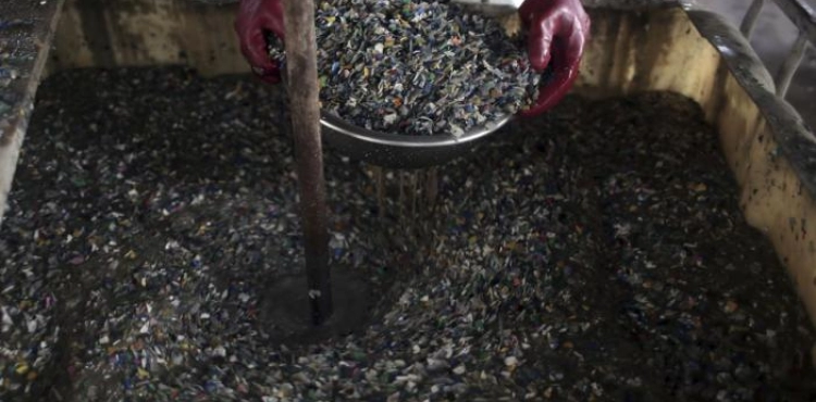 Gaza: factories that rely on recycled plastic waste to run their production lines