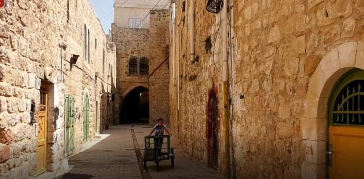 Israeli occupation forces demolish the faÃ§ade of a citizen&acute;s house in The Old City of Hebron