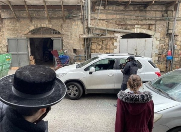 Settlers attack two photographers from Anadolu Agency and destroy their vehicle