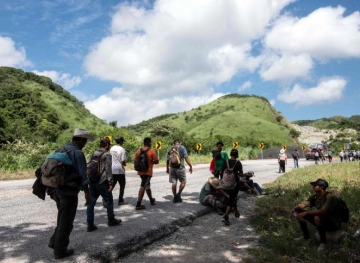 Trump threatens to shoot migrants if they throw stones at the US Army