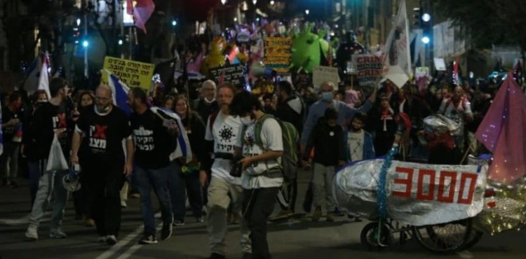 Thousands of Israelis are demonstrating, demanding the departure of Netanyahu