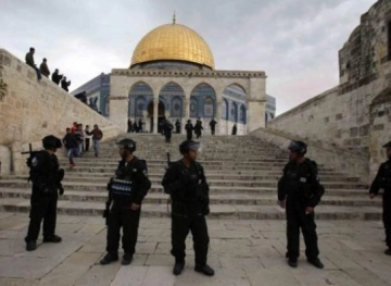 The occupation arrests an employee in Al-Aqsa