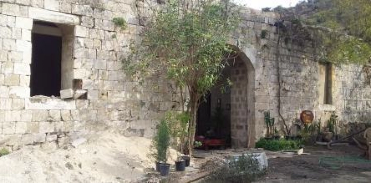 The occupation army and settlers attack the people of the historic Khan al-Laban