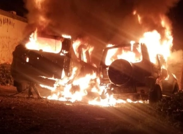 Jerusalem: Settlers burn two cars and write racist slogans in Beit Iksa
