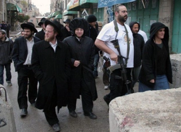 A young man was injured in an attack by settlers in Hebron, and the occupation prevents citizens from reaching their homes