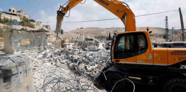The occupation demolishes 3 homes in Jerusalem