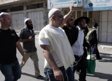 Settlers attack a female citizen and her daughter, in the center of Hebron