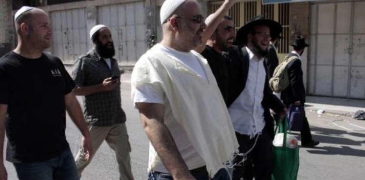Settlers attack a female citizen and her daughter, in the center of Hebron
