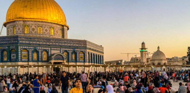 The occupation prevents the entry of breakfast meals for the fasting people in Al-Aqsa