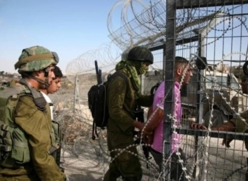 The occupation arrests a young man on the Gaza border