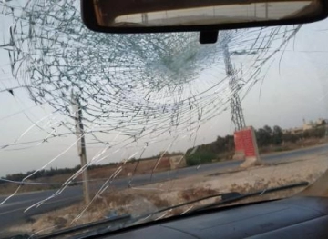Settlers attack citizens&acute; vehicles north of Nablus