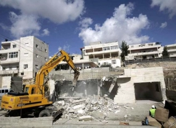 On the pretext of not authorizing.. Israeli occupation destroys residential building in Jerusalem
