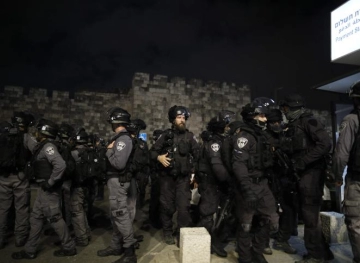 The occupation renewed its incursion into the Bab al-Amud area and attacked the Jerusalemites