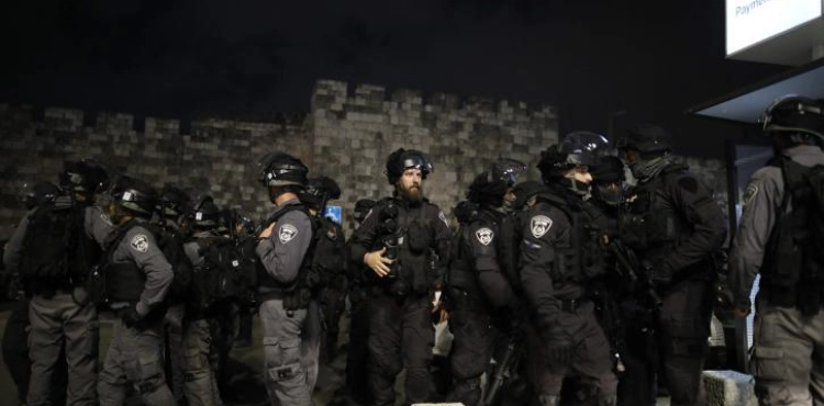 The occupation renewed its incursion into the Bab al-Amud area and attacked the Jerusalemites