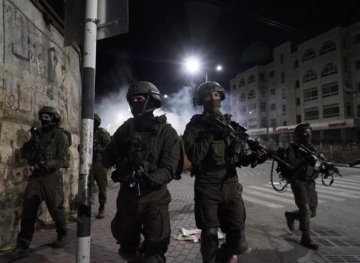 The occupation arrests citizens of the West Bank