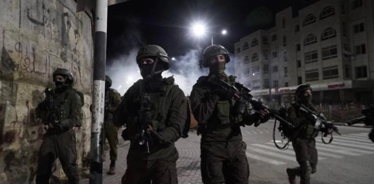 The occupation arrests citizens of the West Bank