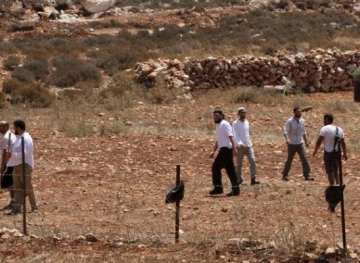 Citizens confront settlers and prevent them from leveling lands in Ni&acute;lin, west of Ramallah