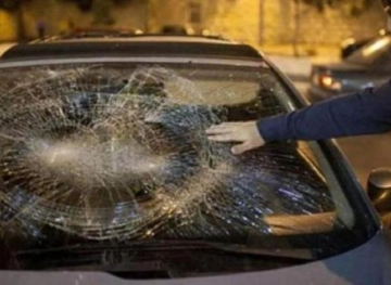 Settlers throw stones at citizens&acute; vehicles on the road connecting Nablus to Ramallah
