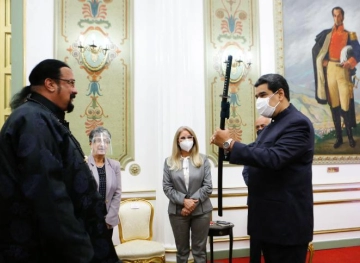 Steven Seagal presents a samurai sword to Maduro of Venezuela