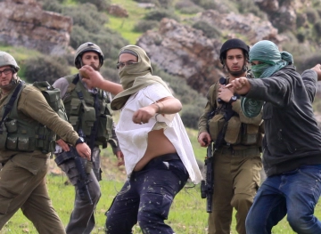 A citizen was injured in a settler attack, south of Hebron